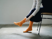 Load image into Gallery viewer, NISHIGUCHI KUTSUSHITA | Hemp Cotton Ribbed Socks | Lantern Orange