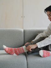 Load image into Gallery viewer, NISHIGUCHI KUTSUSHITA | Oslo Wool Jaquard Socks | Red Sox