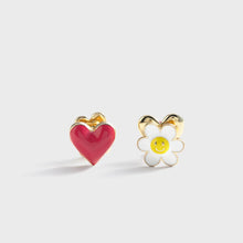Load image into Gallery viewer, WOUF | Love Daisy Earrings