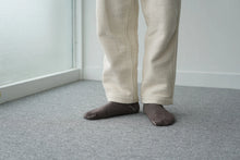 Load image into Gallery viewer, NISHIGUCHI KUTSUSHITA | Silk Cotton Lounge Socks | Mocha Brown