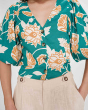 Load image into Gallery viewer, GRACE &amp; MILA | Vahe Short Patterned Blouse | Green - LONDØNWORKS