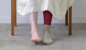 NISHIGUCHI KUTSUSHITA | Wool Cotton Slab Socks | Red - LONDØNWORKS