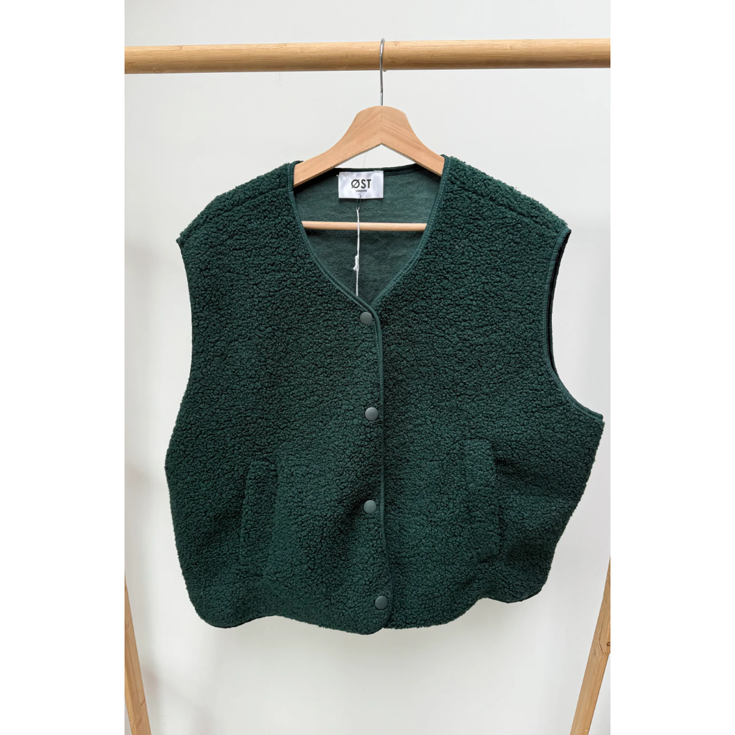 ØST LONDON | Kirsten Sleeveless Fleece Jacket | Green