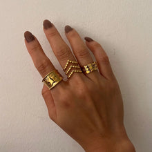 Load image into Gallery viewer, CASSETTE BARCELONA | Star Ring | Gold - LONDØNWORKS