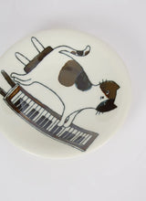 Load image into Gallery viewer, TOKYO DESIGN STUDIO | Neko Maruke Cat Playing Piano Plate - LONDØNWORKS