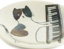 Load image into Gallery viewer, TOKYO DESIGN STUDIO | Neko Maruke Cat Playing Piano Plate - LONDØNWORKS